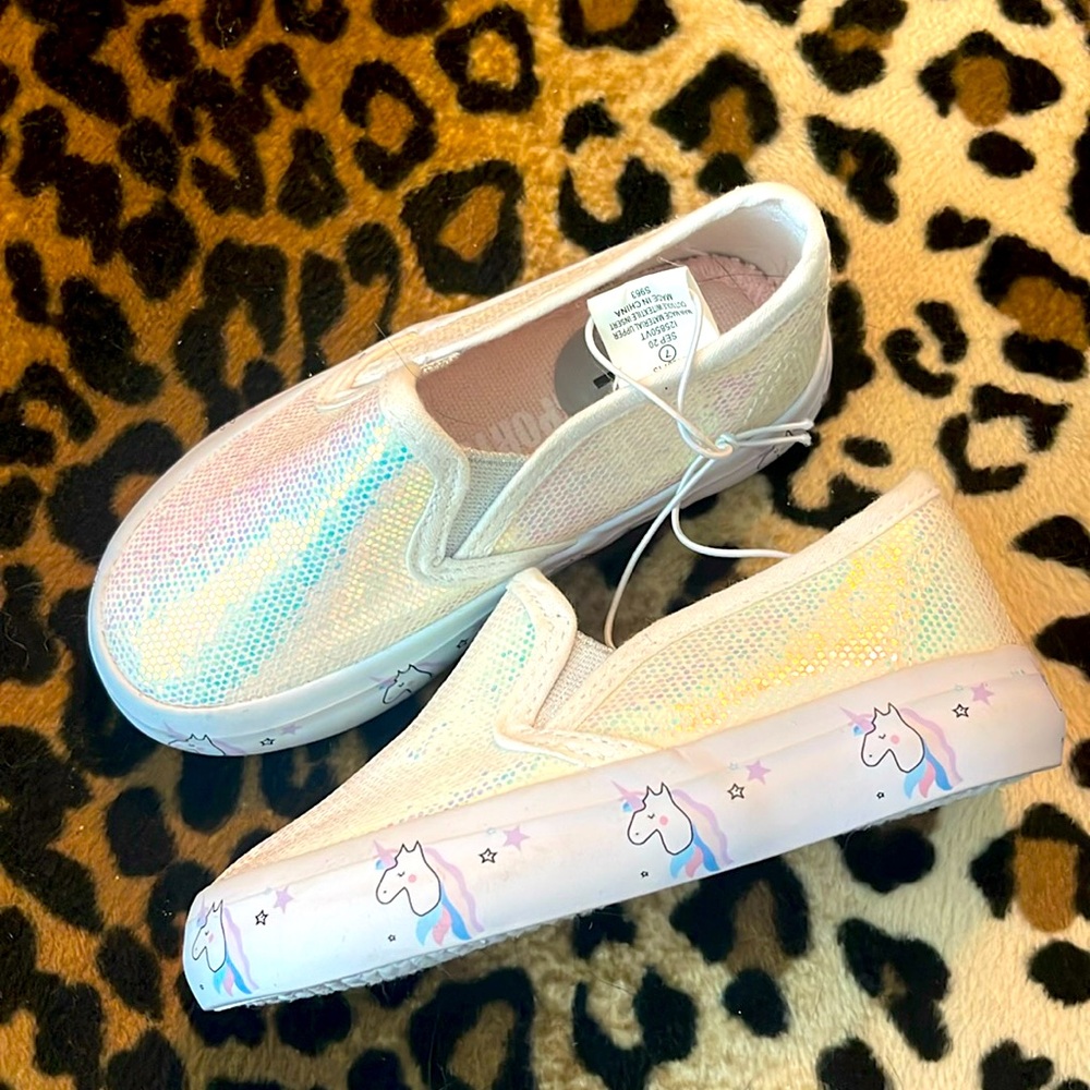 SOLD. NWOT Iridescent shimmer w/ unicorn detail soles slip